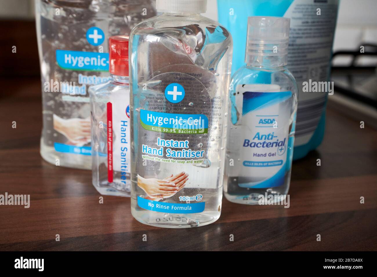 l'aseptisant pour les mains paniquent l'achat de stockage en raison de l'éclosion de coronavirus Banque D'Images