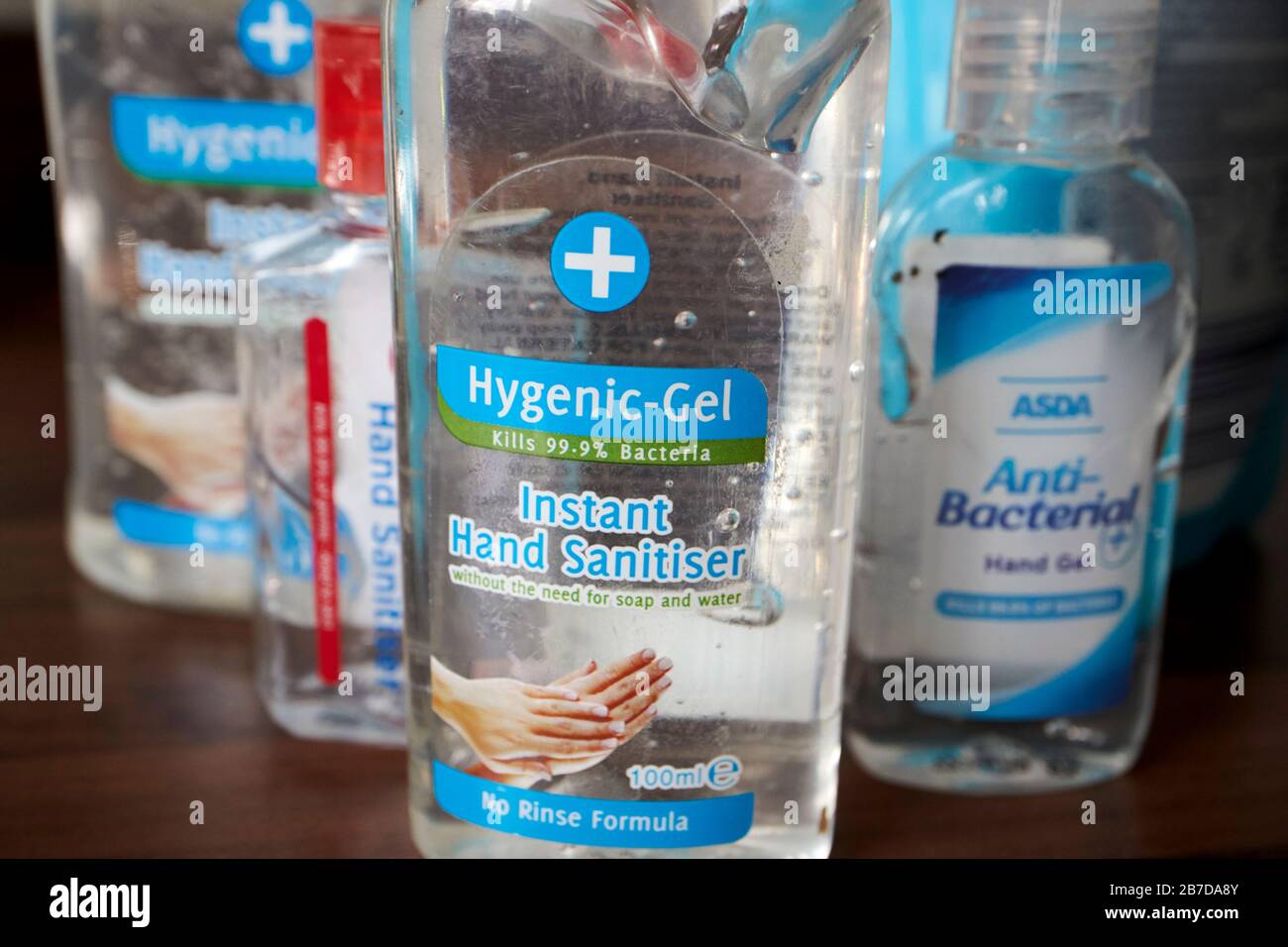 l'aseptisant pour les mains paniquent l'achat de stockage en raison de l'éclosion de coronavirus Banque D'Images