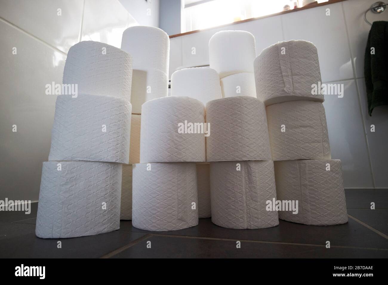 stock de rouleaux de toilettes dans la salle de bains en raison de l'achat de stockage de panique en raison de l'éclosion de coronavirus Banque D'Images
