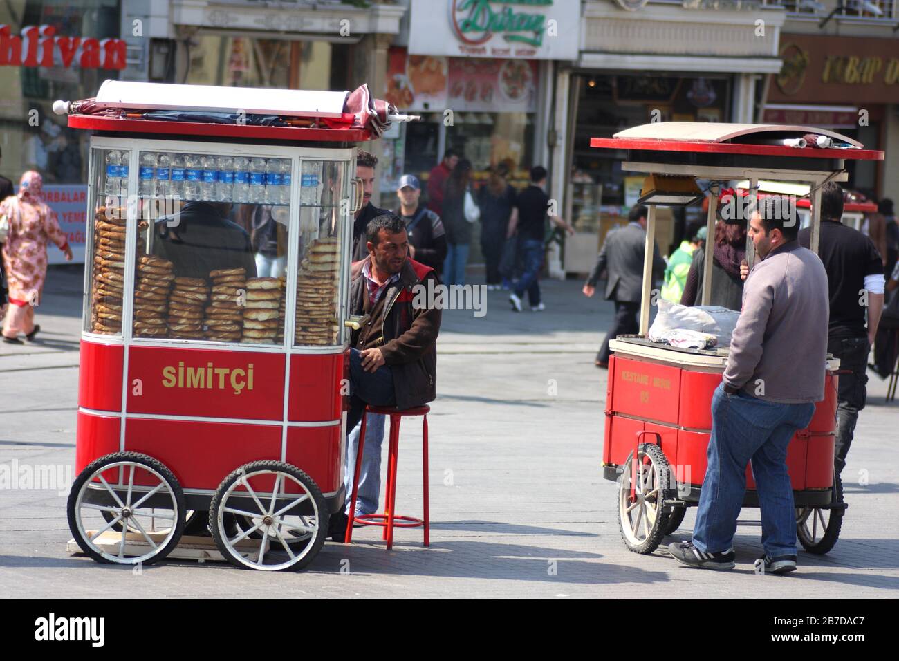 Vendeurs vendant simit, bagels, petits pains, rue Istiklal, Istanbul, Turquie Banque D'Images