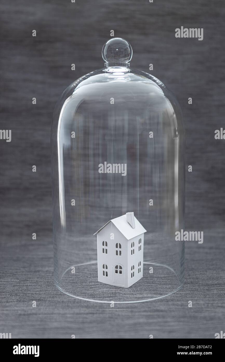 Petite maison dans cloche, isolation, concept de protection Banque D'Images