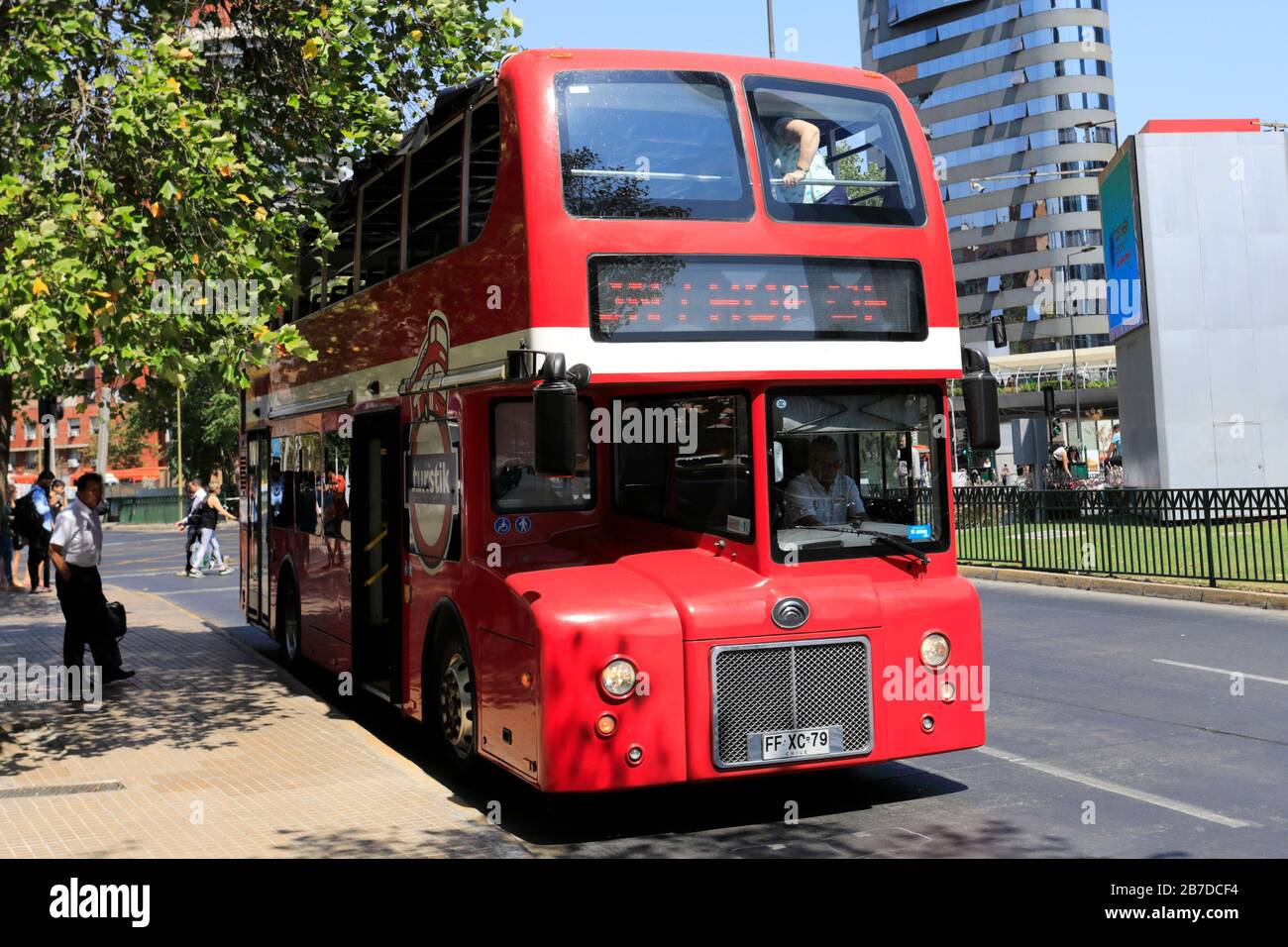 Tourisme sur le bus à arrêts multiples, AV Andrés Bello 2425, Providencia, Metropolitana, Santiago, Chili Banque D'Images