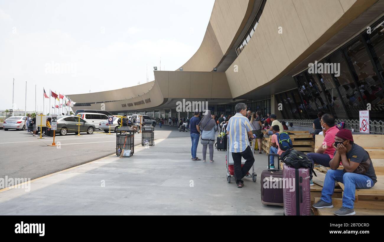 Paranaque, Philippines. 15 mars 2020. Des centaines de passagers nationaux des principaux aéroports nationaux des Philippines n'ont pas été autorisés à entrer dans le métro Manille en raison du verrouillage de la carte COVID19 Code Red Alert niveau 2 dans la métropole. Mais l'aéroport NAIA est toujours ouvert aux vols internationaux au milieu de la quarantaine du métro de Manille. (Photo De Sherbien Dacalanio/Pacific Press) Crédit: Pacific Press Agency/Alay Live News Banque D'Images