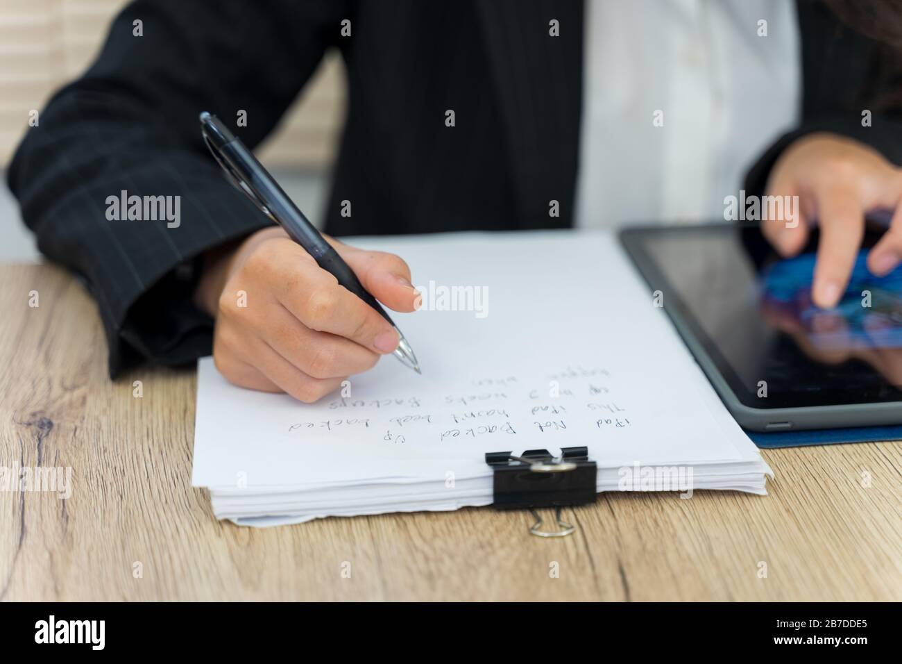 Jeune étudiant asiatique gai étudiant une étudiante d'université féminine étudiant dans la salle d'auto-étude de la bibliothèque de l'université pour faire son travail et se préparer à l'examen Banque D'Images