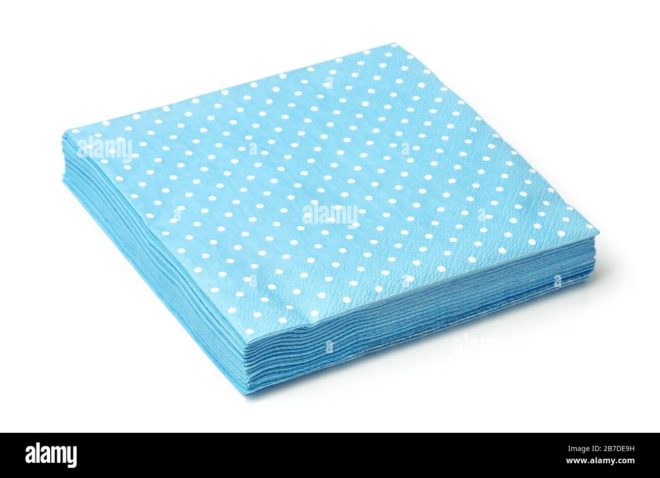 Pile de serviettes en pointillés bleus isolées sur blanc Banque D'Images