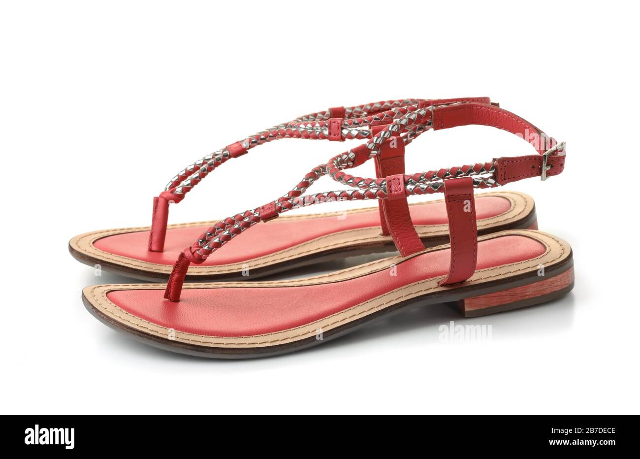 Paire de sandales en cuir rouge femelles isolées sur blanc Banque D'Images