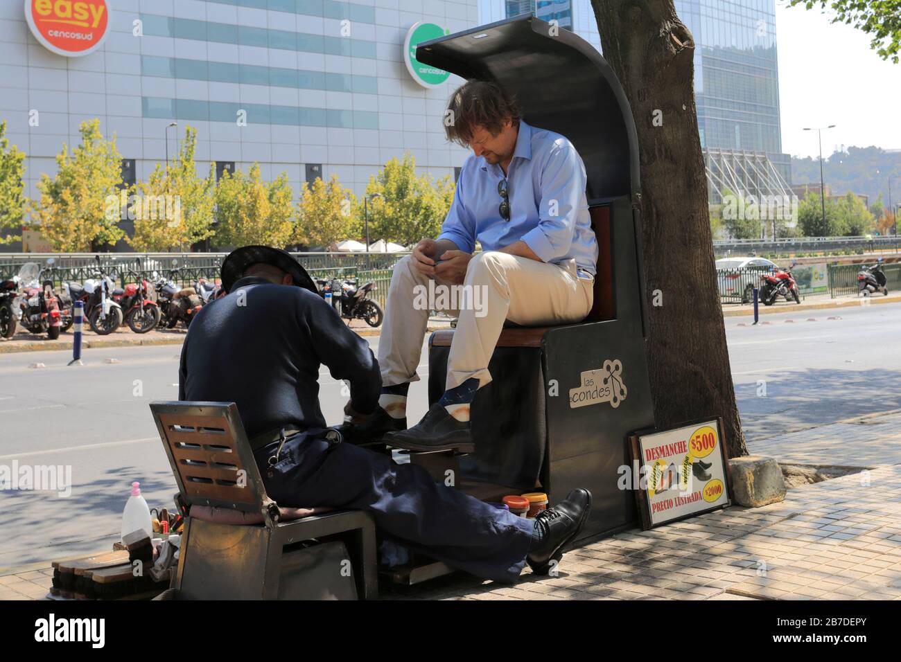 Cirage de chaussures avec le client, AV Andrés Bello 2425, Providencia, Metropolitana, Santiago, Chili Banque D'Images