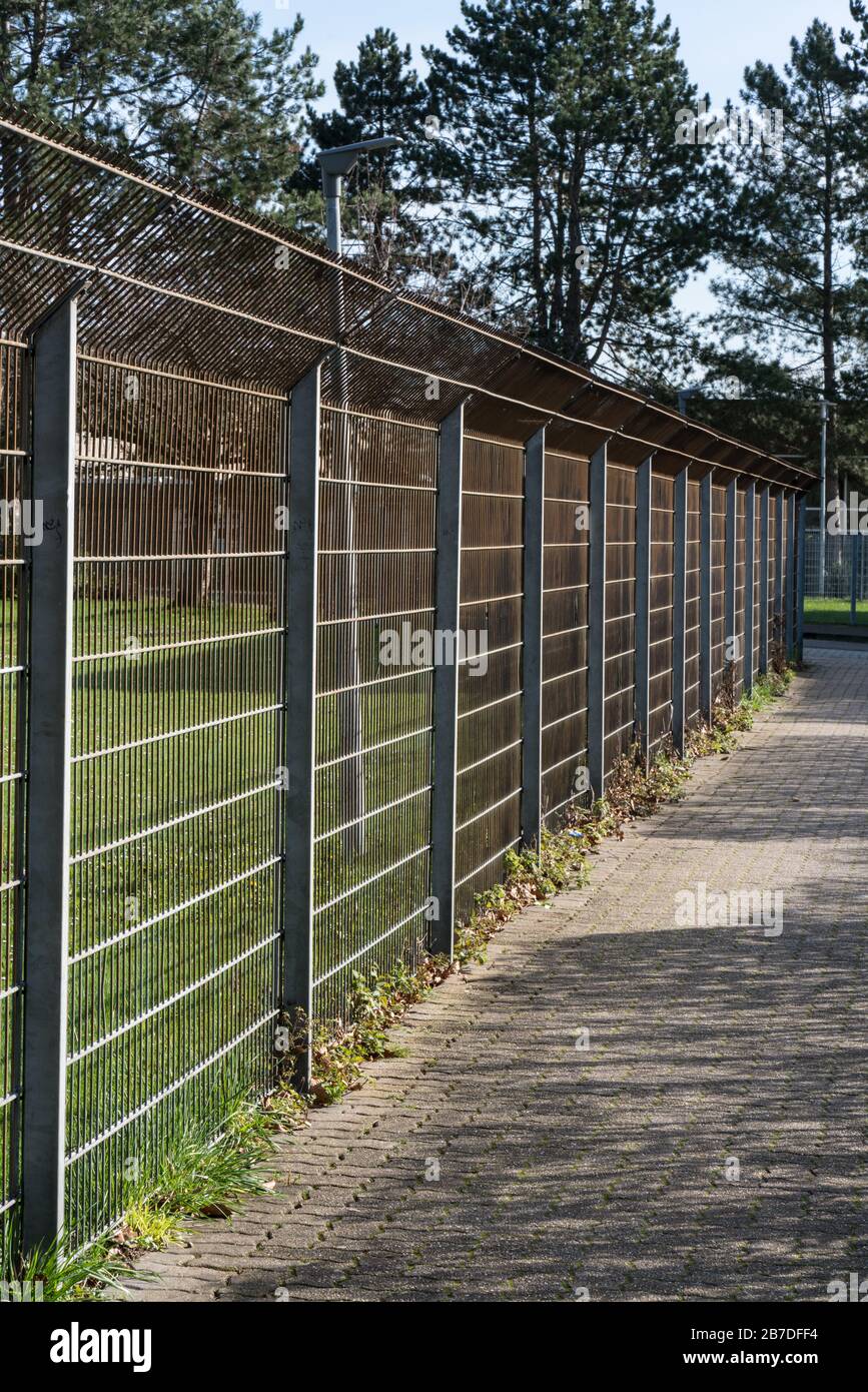 Clôture en acier sur un sentier en banlieue. Banque D'Images