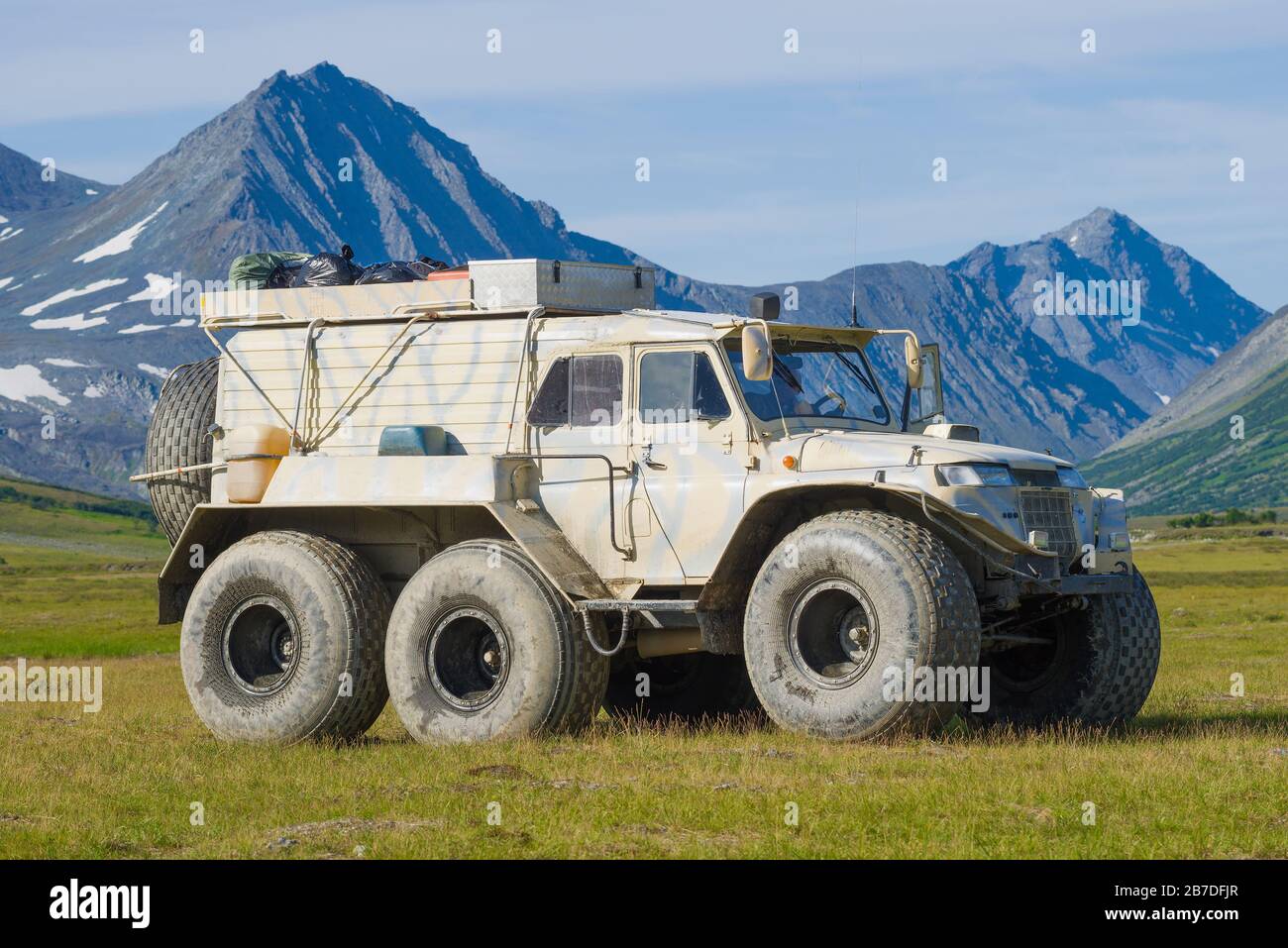 POLAIRE URAL, RUSSIE-27 AOÛT 2018 : gros plan du véhicule tout-terrain 'Trekol' sur le fond des montagnes de l'Oural polaire Banque D'Images