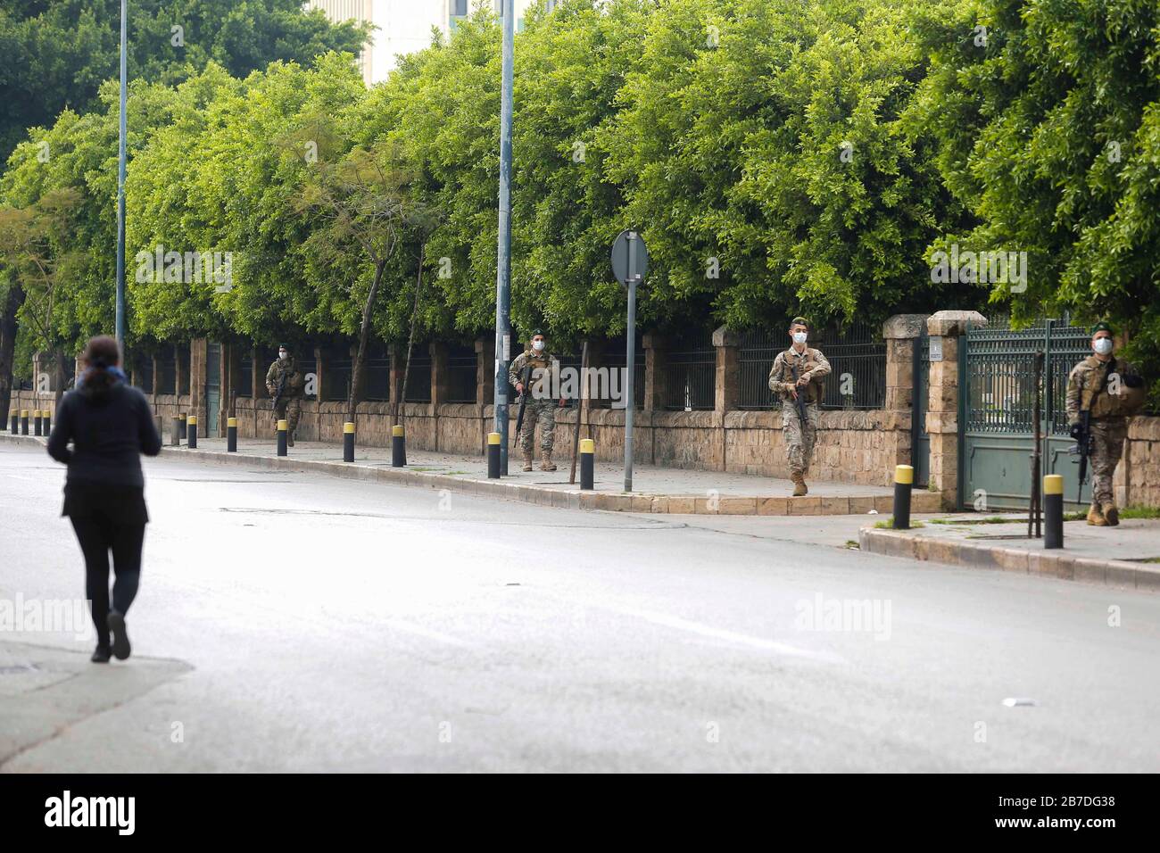 Beyrouth, Liban. 15 mars 2020. Des militaires portant des masques patrouillent dans la rue à Beyrouth, au Liban, le 15 mars 2020. Le Conseil Supérieur de la défense du Liban a annoncé dimanche une urgence sanitaire dans le pays en raison de l'épidémie de COVID-19, appelant les agences de sécurité à rester en alerte, a rapporté la chaîne de télévision MTV. Crédit: Bilal Jawich/Xinhua/Alay Live News Banque D'Images