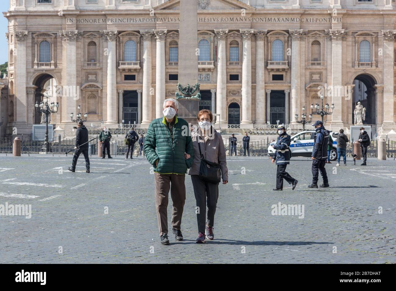 Rome, Italie, Coronavirus Emergency Lockdown, Saint Peter Square, un couple senior marche avec masque médical Banque D'Images