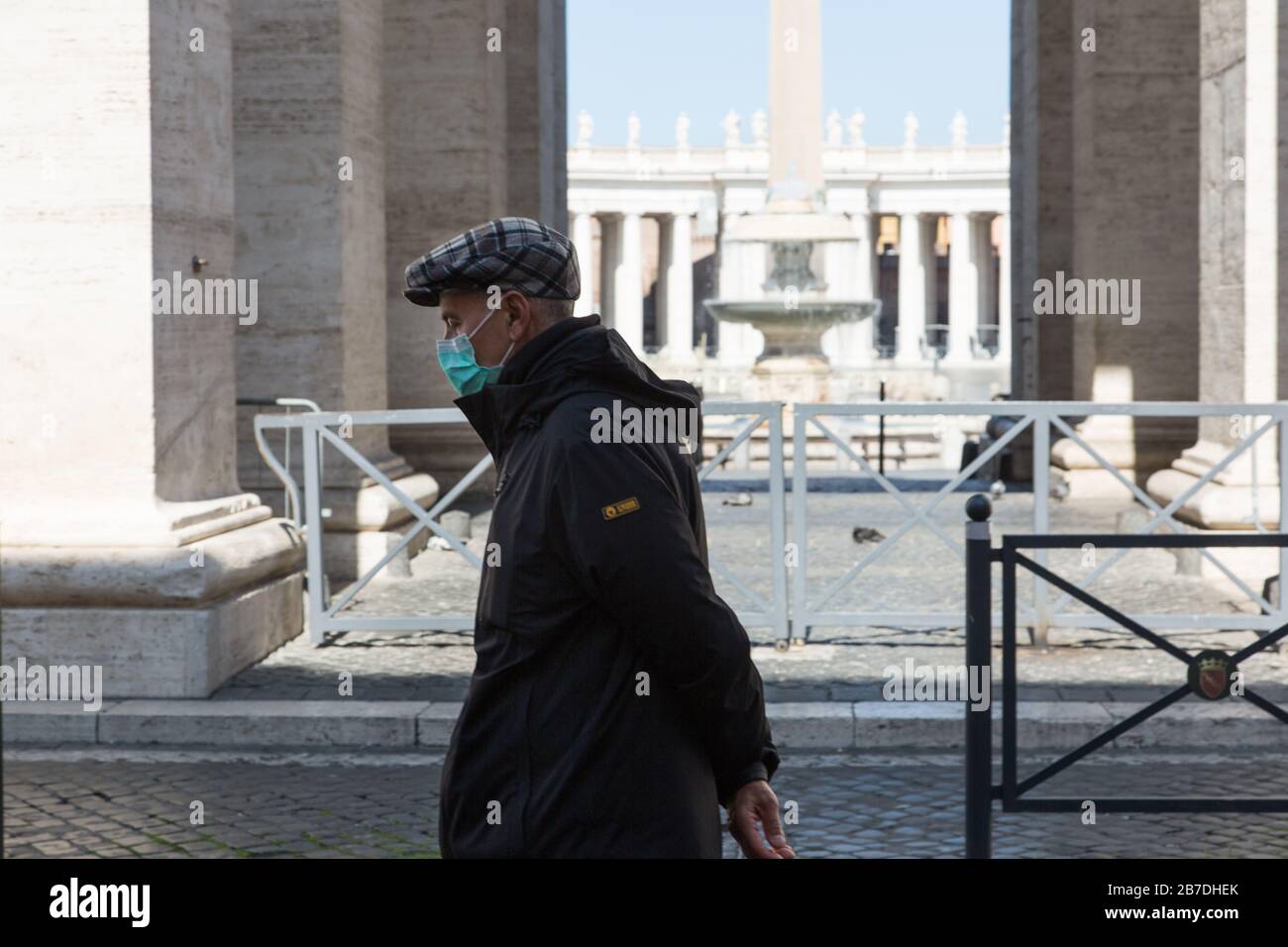 Rome, Italie, Coronavirus Emergency Lockdown, Saint Peter Square, un homme marchant avec un masque médical Banque D'Images