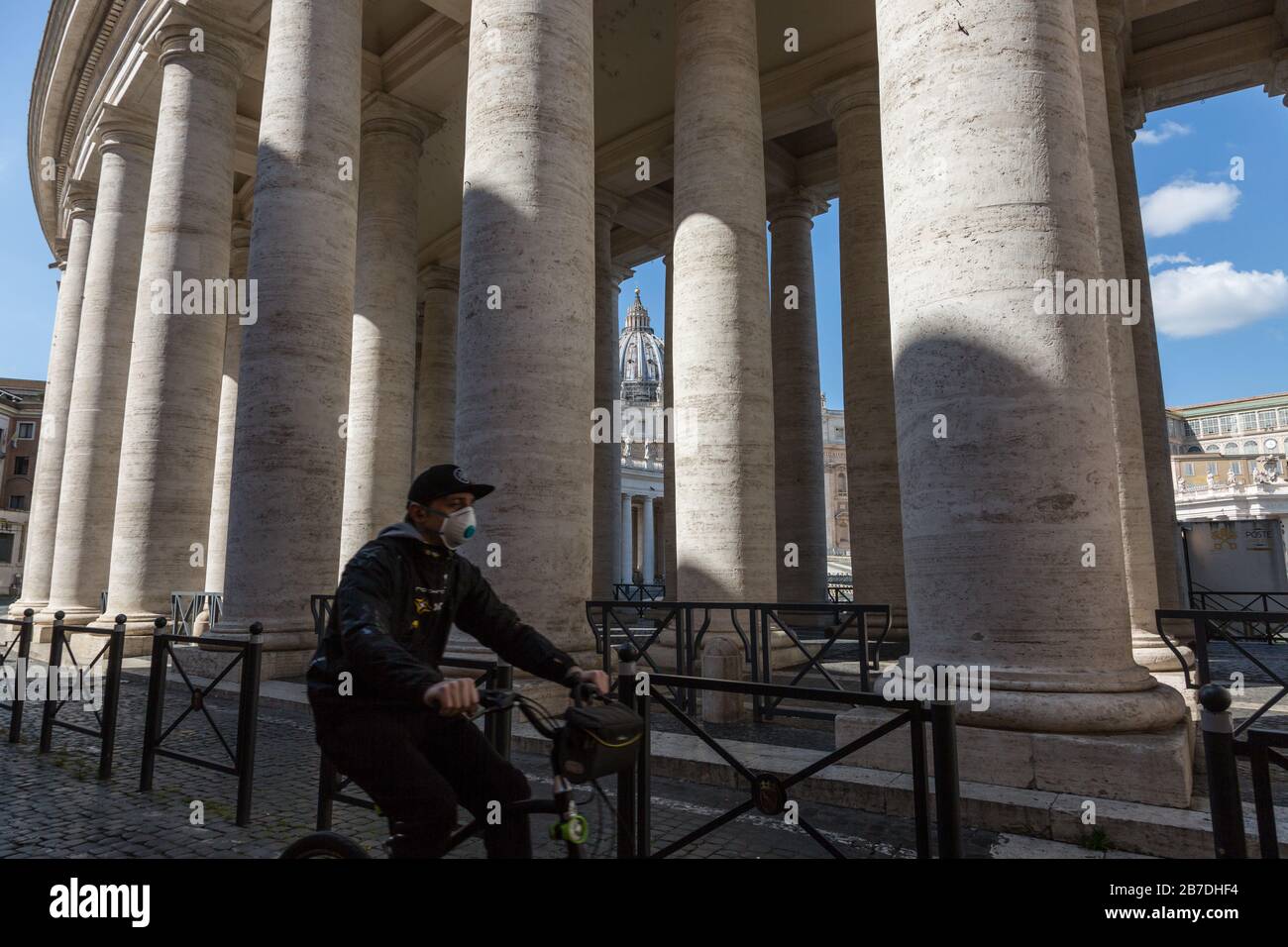 Rome, Italie, Coronavirus Emergency Lockdown, Saint Peter Square, un homme en vélo avec masque médical Banque D'Images