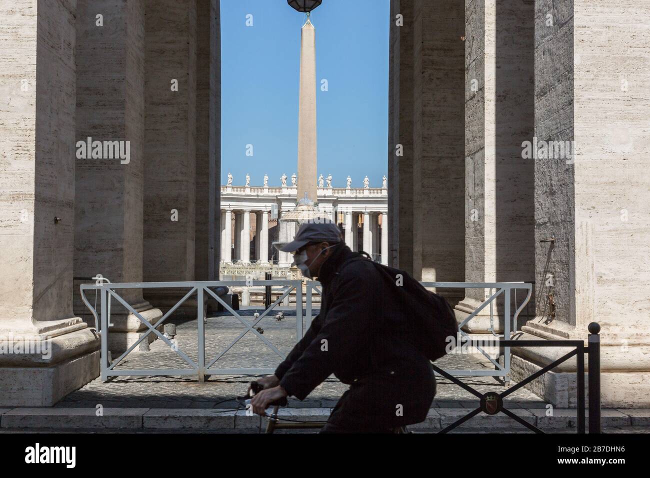 Rome, Italie, Coronavirus Emergency Lockdown, Saint Peter Square, un homme en vélo avec masque médical Banque D'Images