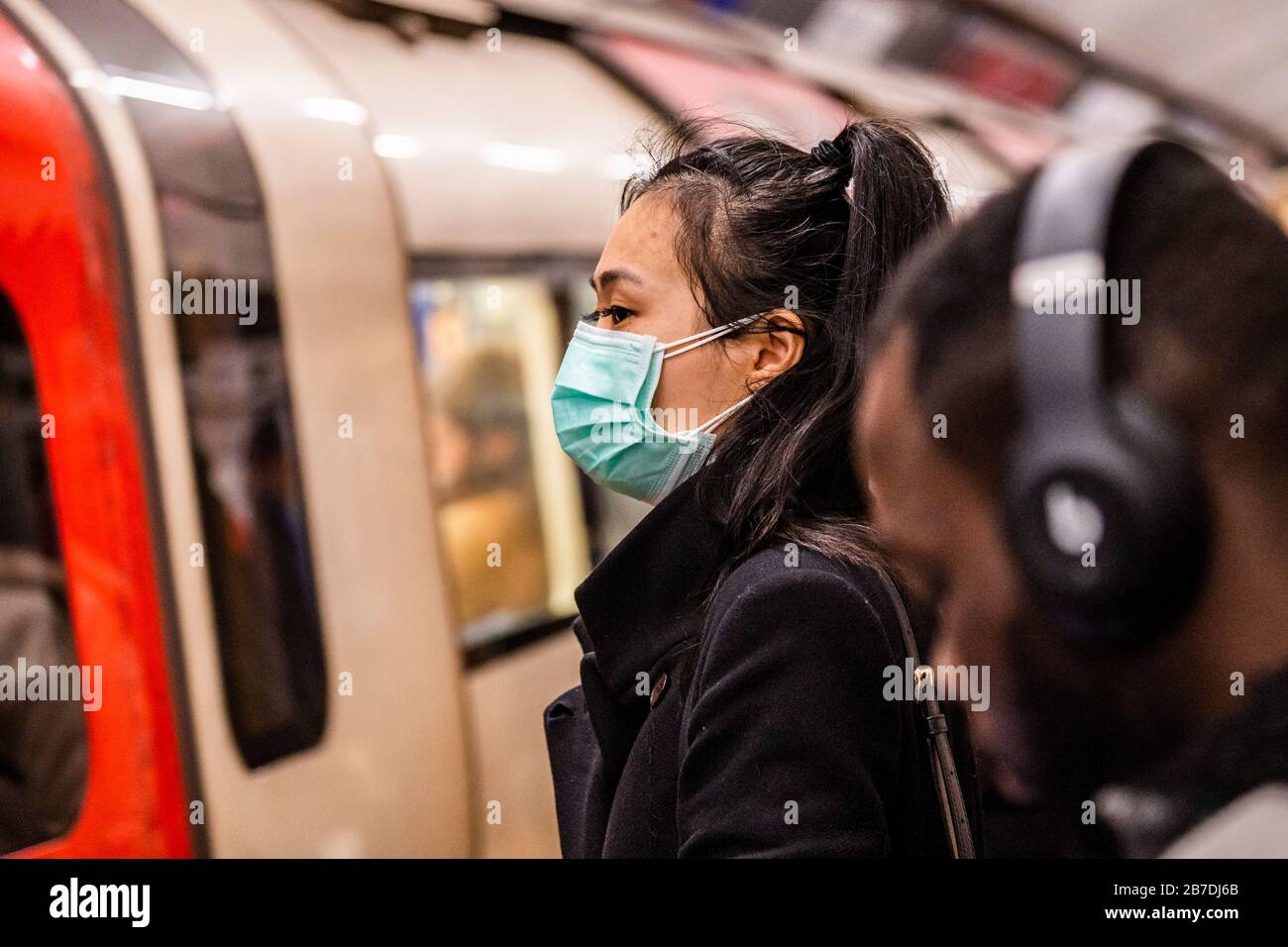 Londres, Royaume-Uni. 15 mars 2020. Double masquage - défenses anti-coronavirus (Covid 19), porter des masques inefectuaux sur le métro de Londres. Crédit: Guy Bell/Alay Live News Banque D'Images