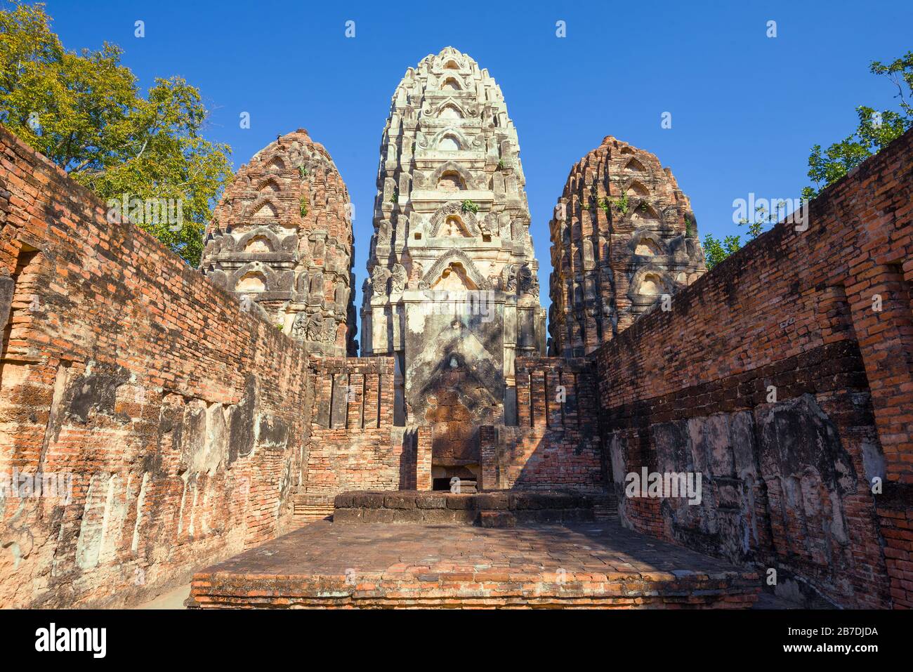 Ruines de l'ancien temple bouddhiste Wat si Sawai une journée ensoleillée. Parc historique de Sukhothai, Thaïlande Banque D'Images