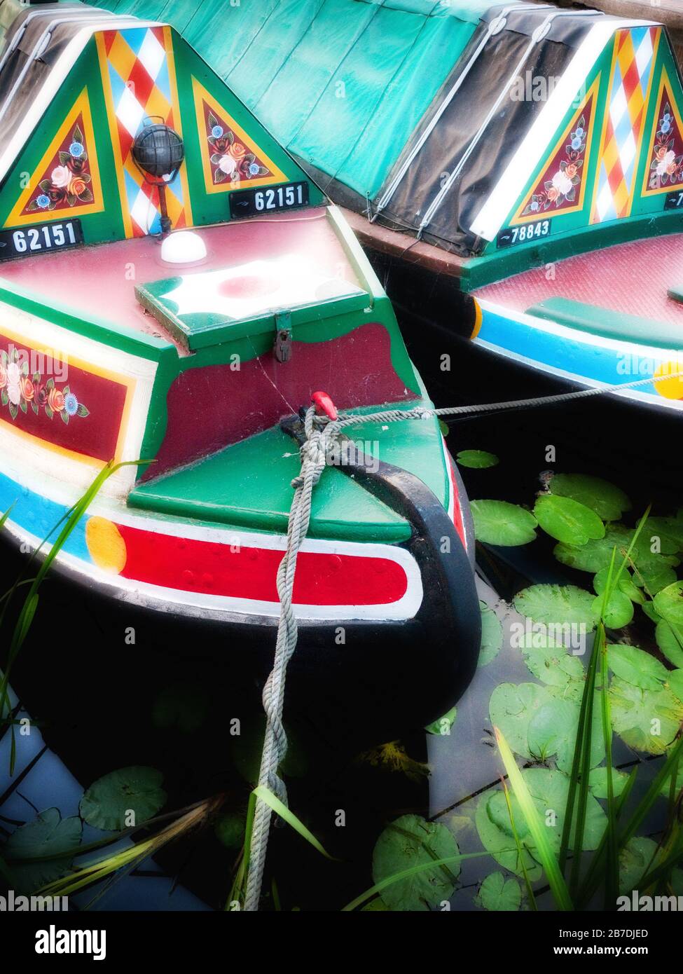 Peints de couleurs vives Historic Narrowboats, Motor and Butty amarrés sur le canal Erewash, près de Trent Falls Angleterre, Royaume-Uni, Grande-Bretagne, Nottinghamshire Banque D'Images