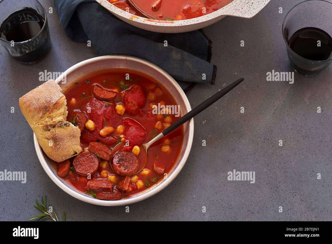 Soupe de tomates aux pois chiches, saucisse de chorizo et persil Banque D'Images