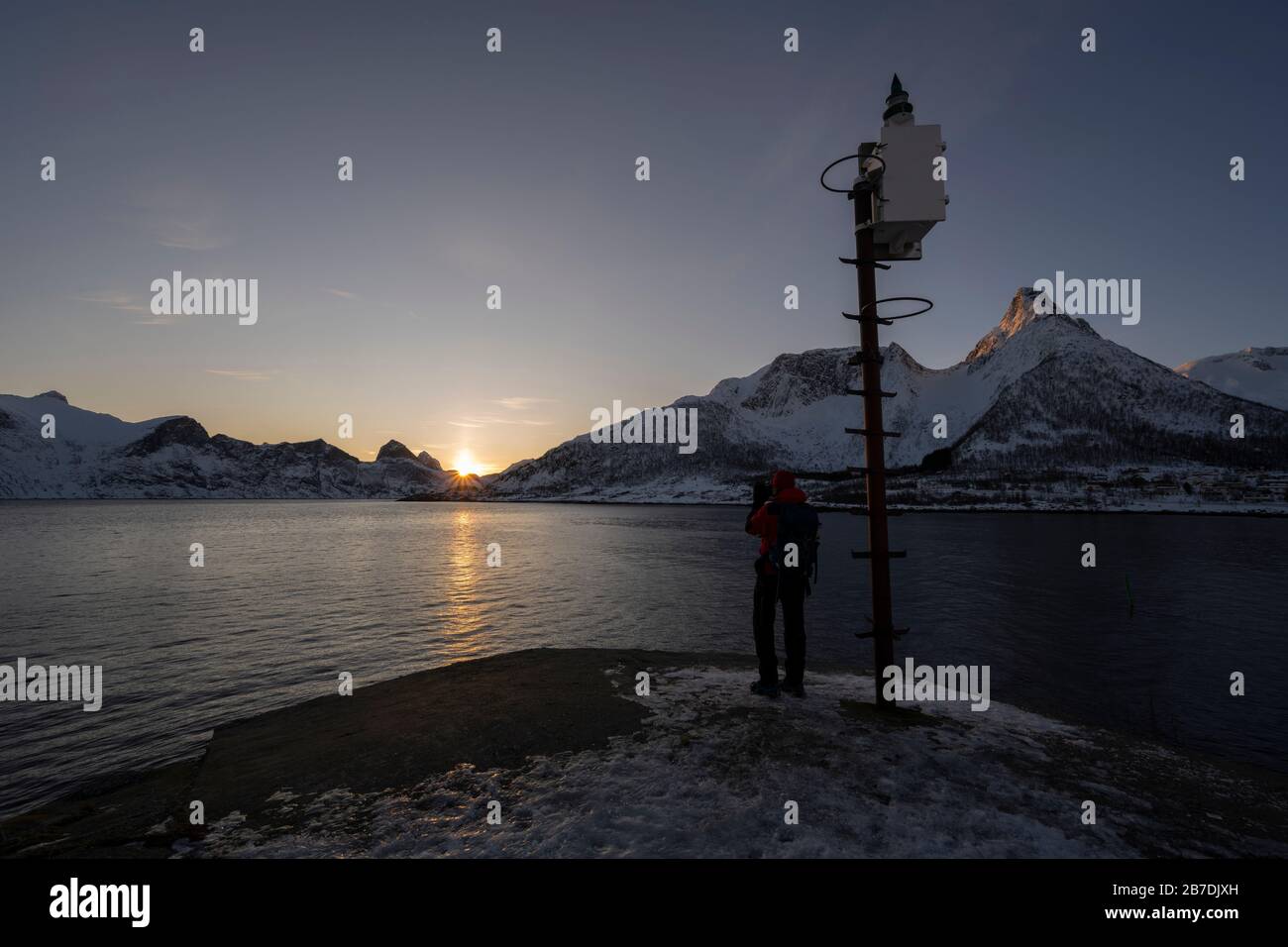 Photographe de sexe masculin qui capture le paysage d'hiver à Senja et dans la chaîne de montagnes de Norlandet, en Norvège. Banque D'Images