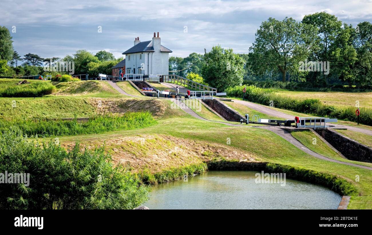 Le cottage et les écluses sur le vol Foxton du Grand Union Canal Leicester Arm, Leicestershire, Angleterre, Royaume-Uni, Grande-Bretagne, Banque D'Images