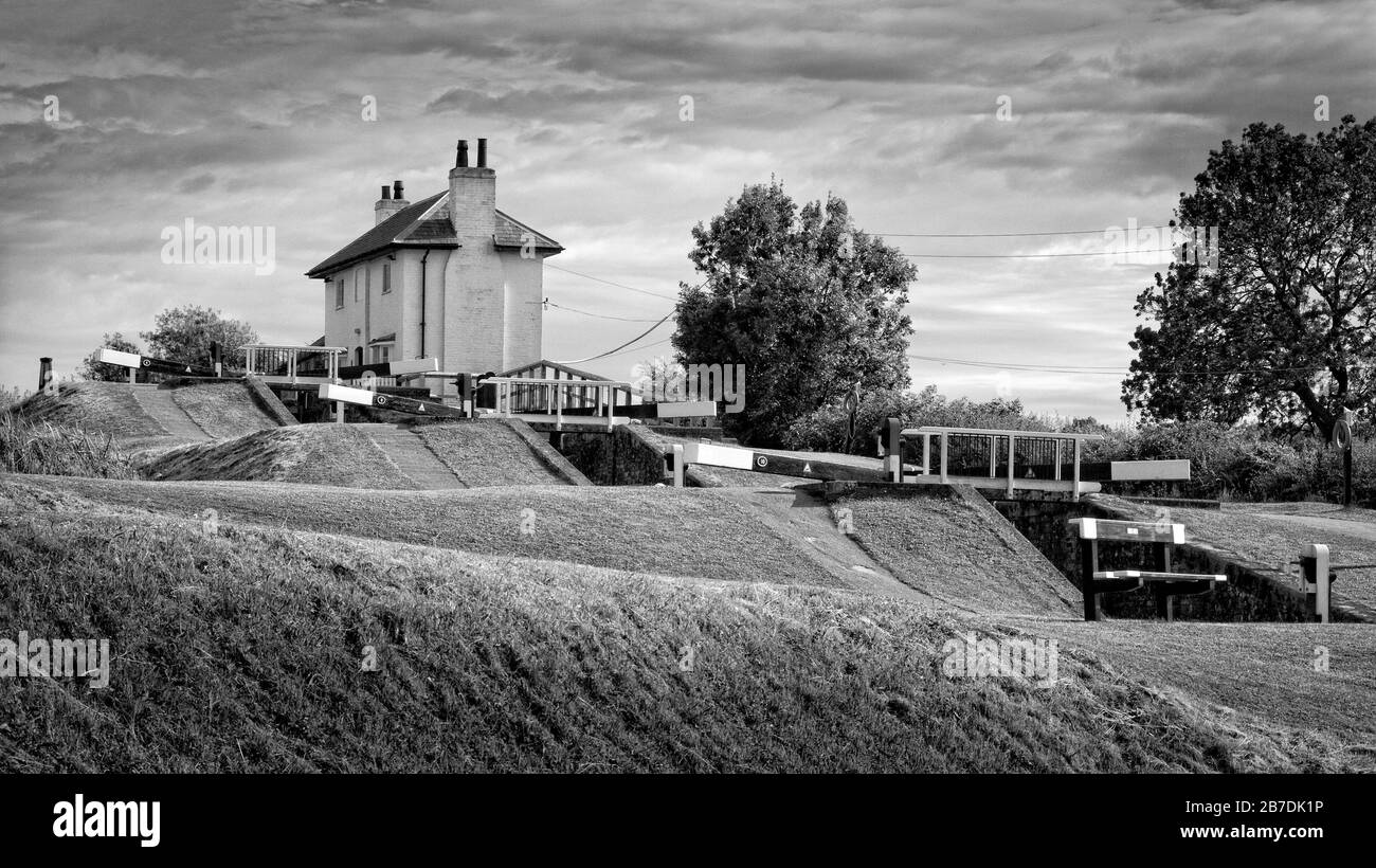 Image en noir et blanc du cottage et des écluses sur le vol Foxton du Grand Union Canal Leicester Arm, Leicestershire, Angleterre, Royaume-Uni Banque D'Images