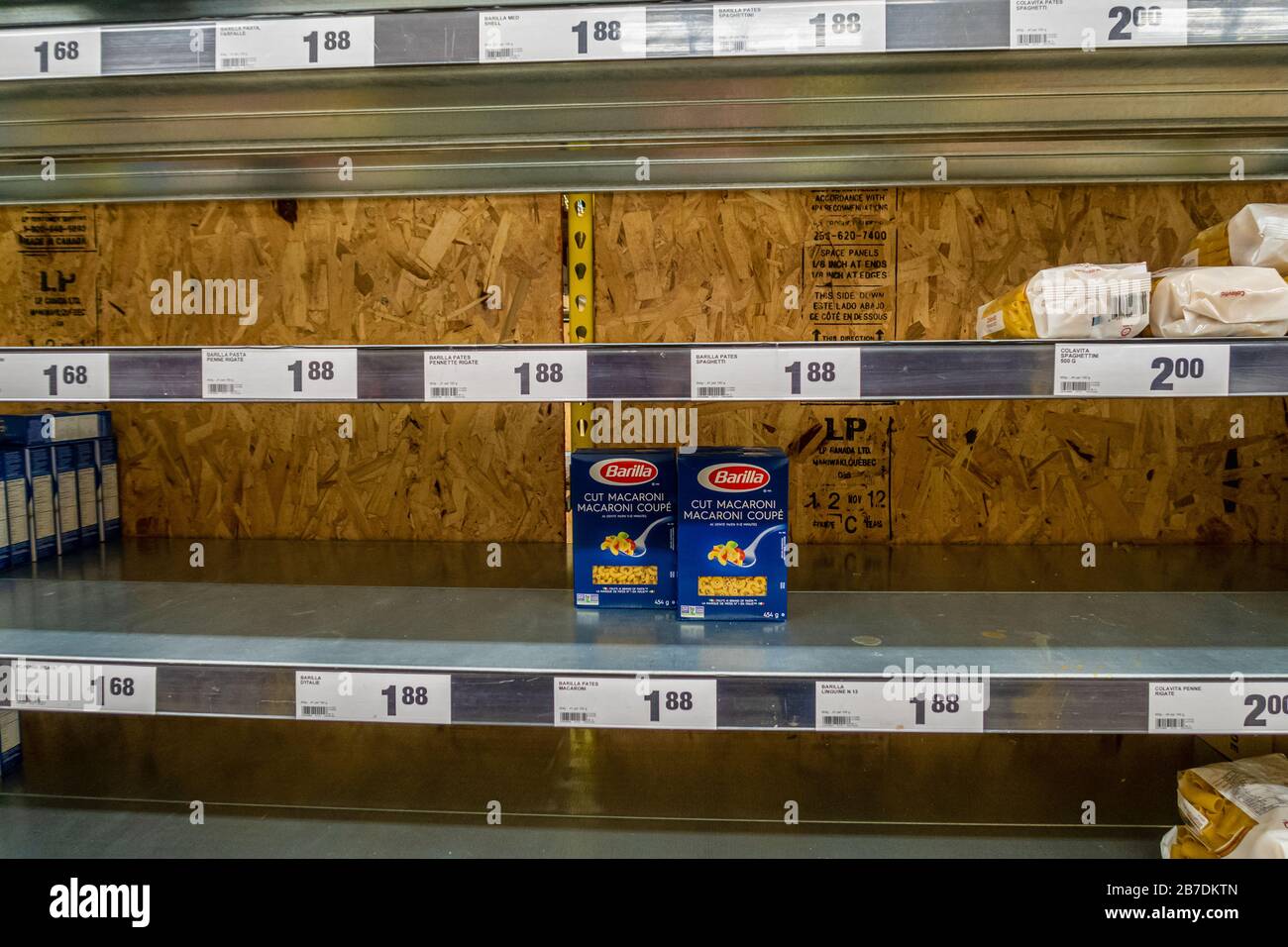 Montréal, CA - 15 mars 2020: Étagères vides dans un supermarché Maxi. Pénurie de pâtes alimentaires en raison de la panique du Coronavirus. Banque D'Images