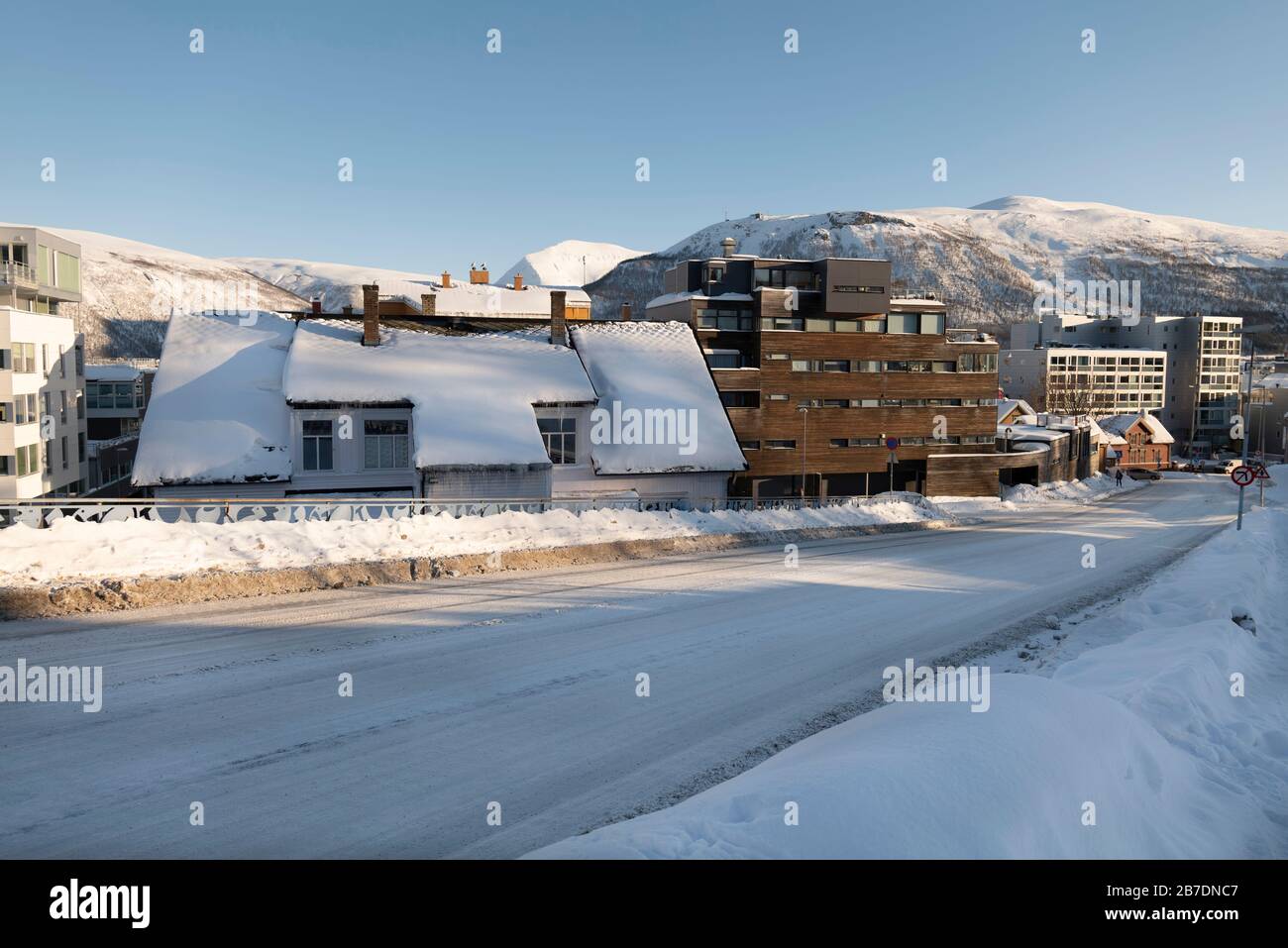Une route d'hiver à Tromso, en Norvège. Banque D'Images