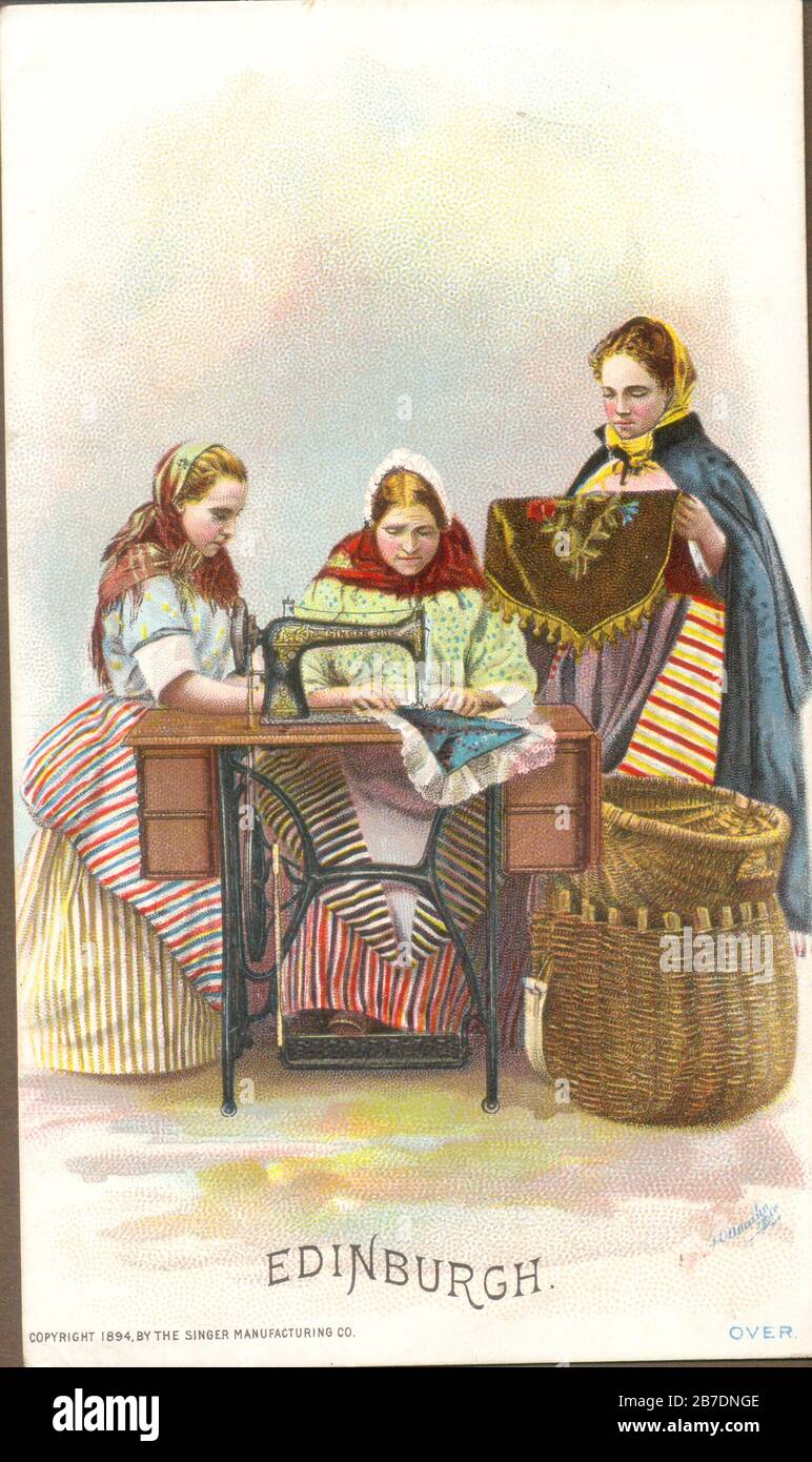 Trois poissonneuses Newlaven en costume national, faisant la publicité de leur machine à coudre Singer 1894. Femme de gauche costume non marié, femme de droite costume de femme mariée. Banque D'Images