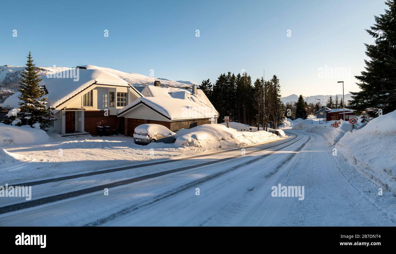 Une route d'hiver à Tromso, en Norvège. Banque D'Images