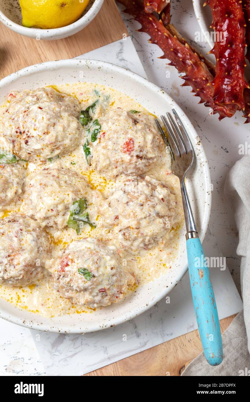 Boulettes de viande de crabe dans une sauce crémeuse Banque D'Images