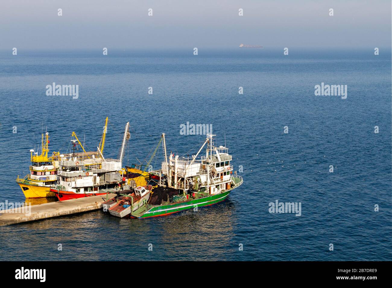 Bateaux de pêche colorés sur la mer de Marmara, à Trilye, Mudanya Banque D'Images
