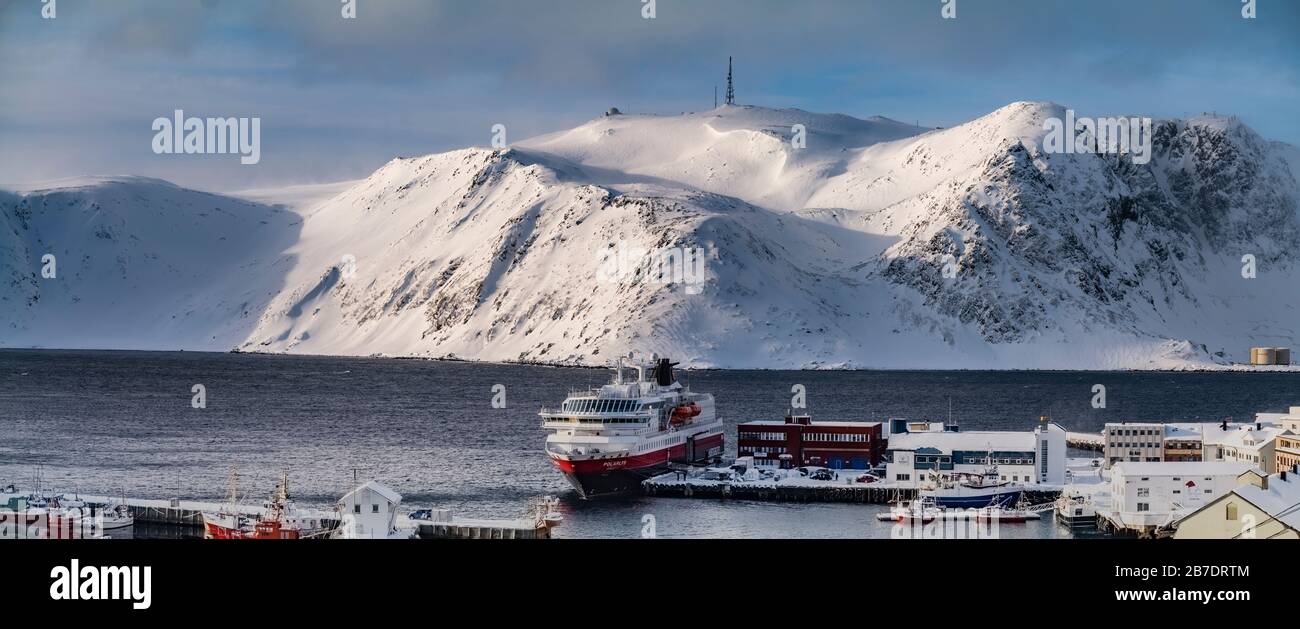 Bateau de croisière Hurtigruten, MS Polarlys, amarré à Honningsvag, Norvège. Banque D'Images