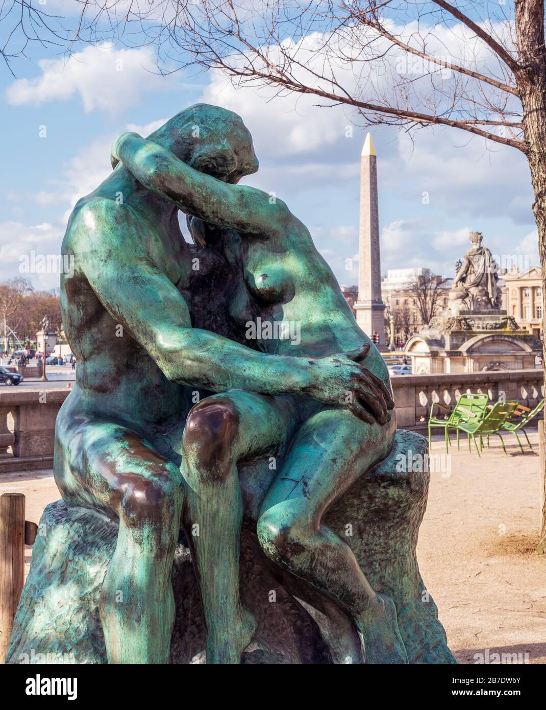 Statue en bronze le Kiss d'Auguste Rodin dans le jardin des Tuileries - Paris Banque D'Images