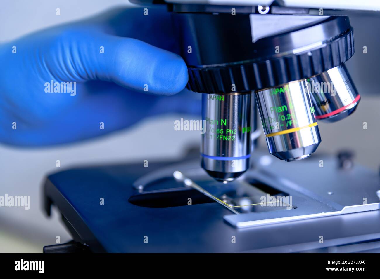 Manipulation scientifique un microscope léger examine un échantillon de laboratoire pour la recherche sur la bioscience pharmaceutique. Concept de science, de laboratoire et d'étude o Banque D'Images