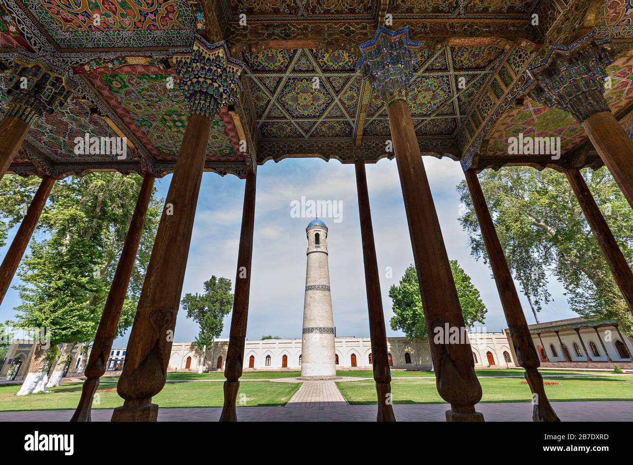 Piliers en bois et minaret de la Mosquée Jami connue aussi sous le nom de Mosquée Juma, à Kokand, en Ouzbékistan. Banque D'Images