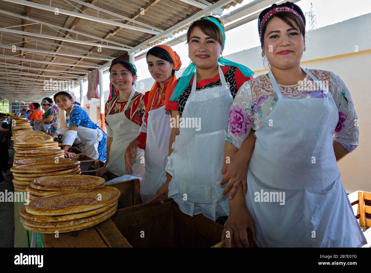 Des filles ouzbèkes vendant du pain local, dans la vallée de Fergana, en Ouzbékistan. Banque D'Images