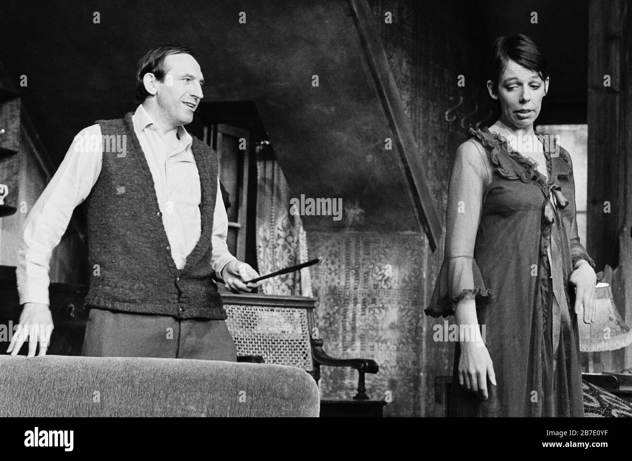 Leonard Rossiter (Rooksby), Frances de la Tour (Ruth Jones) dans LA BANANE BOX par Eric Chappell design: Adrian Vaux éclairage: Joe Davis réalisateur: David SCASE Hampstead Theatre Club, Londres NW3 17/05/1973 (c) Donald Cooper Banque D'Images