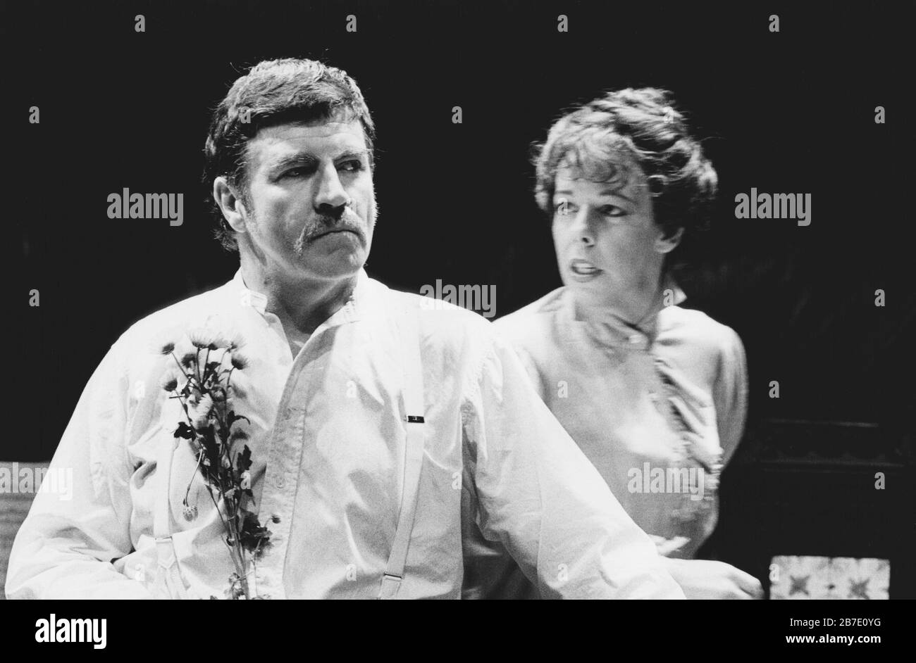 Alan Bates (Edgar), Frances de la Tour (Alice) DANS LA DANSE DE LA MORT d'août Strindberg nouvelle adaptation par Ted Whitehead set design: Costumes Voytek: Di Seymour éclairage: Graham Grand réalisateur: Keith Hack Riverside Studios, Londres W6 30/05/1985 (c) Donald Cooper Banque D'Images