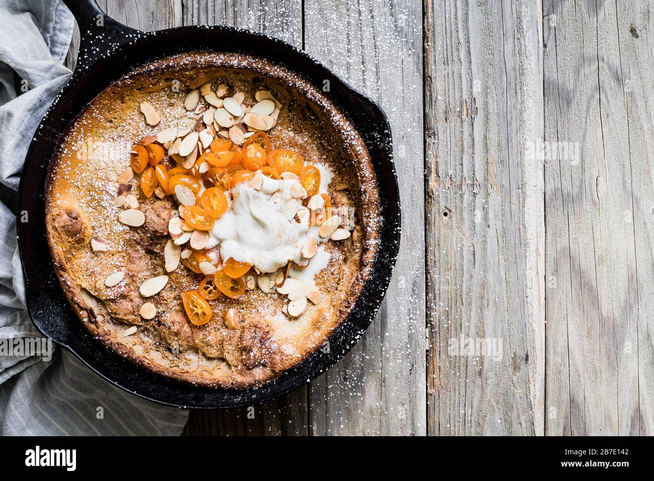 Bebe Hollandais Aux Amandes Epicees A La Cannelle Avec Kumquats Au Miel Et Une Poupee De Creme Fraiche A La Vanille Photo Stock Alamy