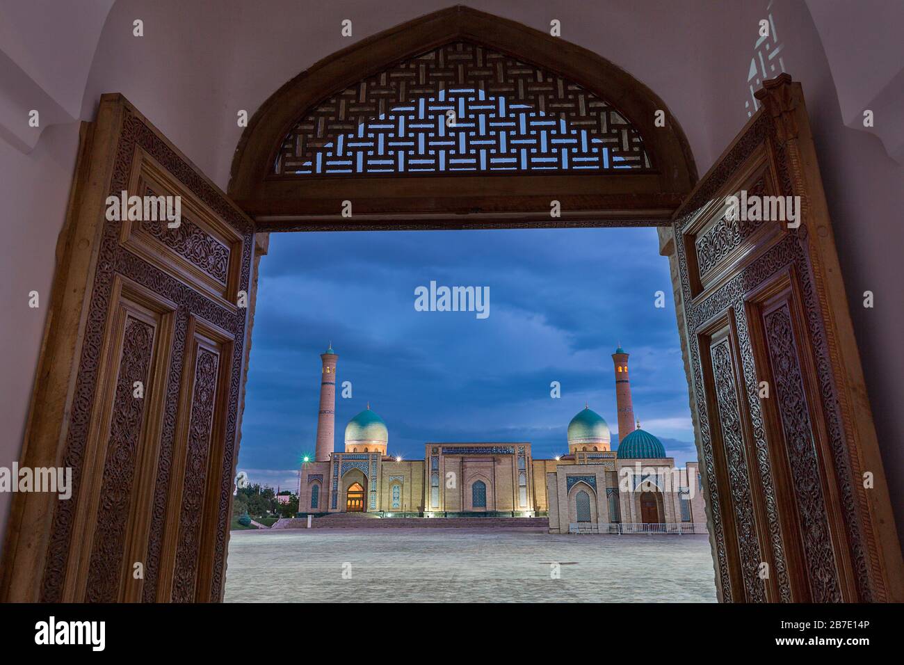 Mosquée de l'Imam hast à travers des portes en bois, Tachkent, Ouzbékistan Banque D'Images