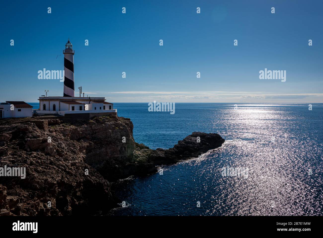 le magnifique phare de la côte, en guidant les bateaux et les navires pour atteindre en toute sécurité le port Banque D'Images