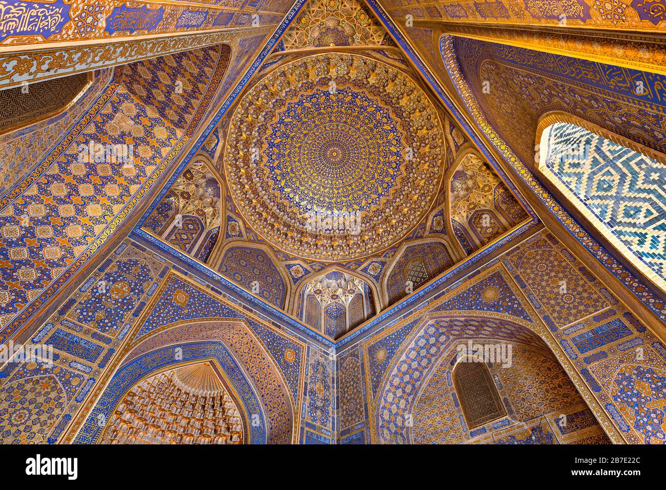 Intérieur de la Mosquée Tilya Kori et de Madrasah situé sur la place du Registan, à Samarkand, en Ouzbékistan Banque D'Images
