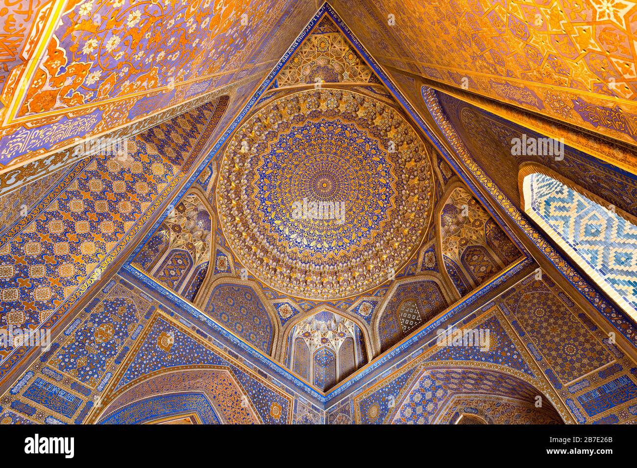 Mosquée Tilya Kori et Madrassa situées sur la place du Registan, à Samarkand, en Ouzbékistan Banque D'Images