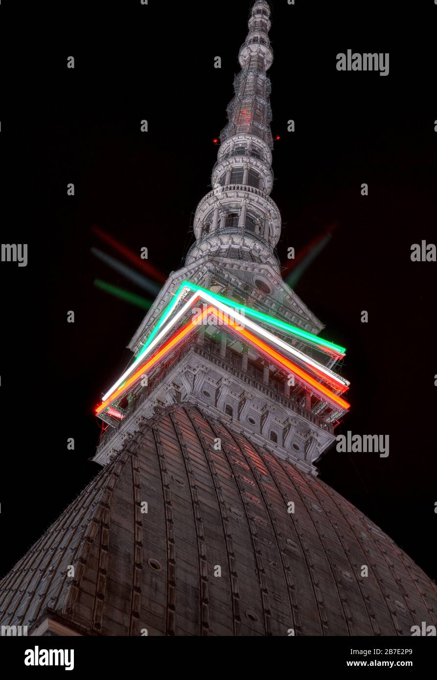 Toit de la Mole Antonelliana, la nuit, avec les lumières qui symbolisent le drapeau italien tricolor, Turin, Piémont, Italie Banque D'Images