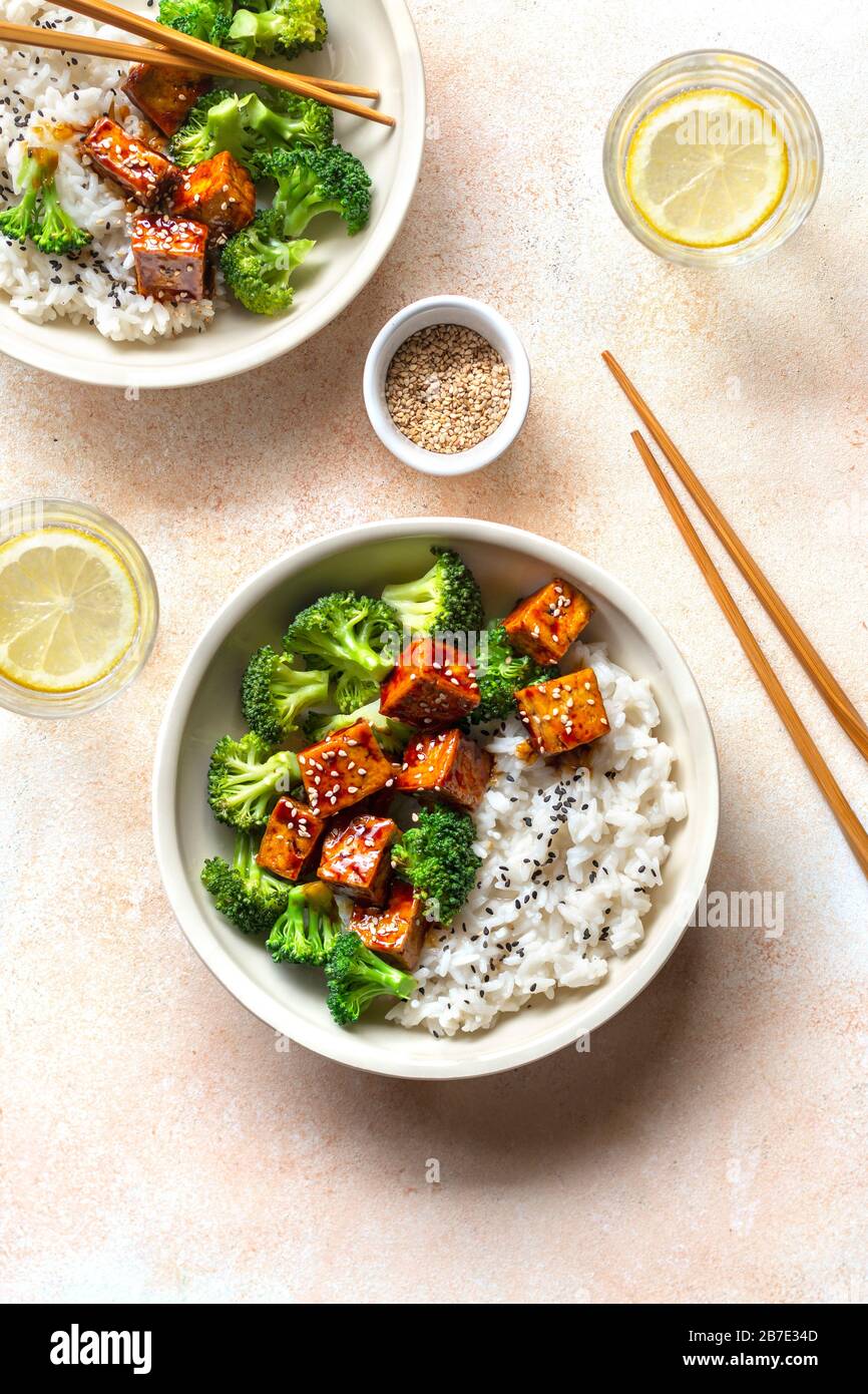 Bol de tofu et de brocoli teriyaki de végétalienne. Banque D'Images