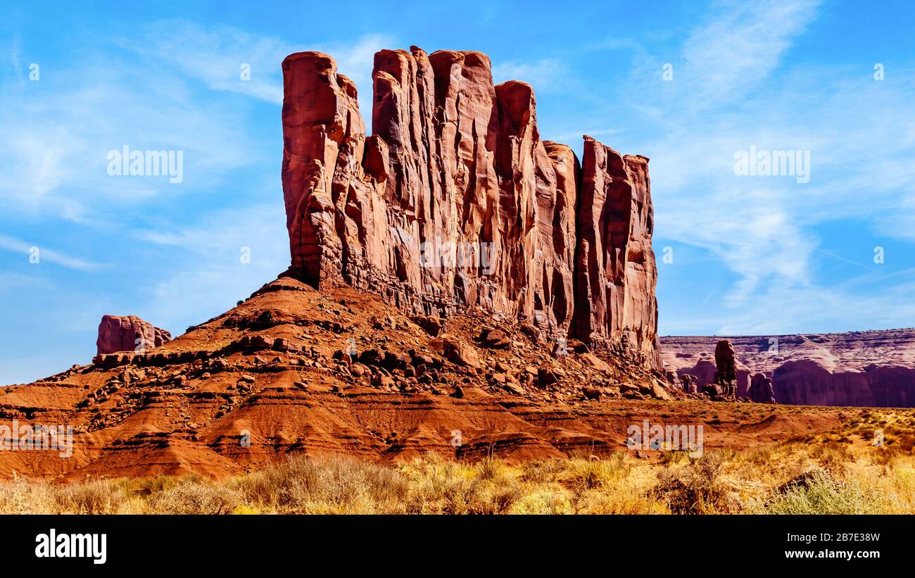 Camel Butte, une formation massive de Red Sandstone dans Monument Valley, un parc tribal Navajo à la frontière de l'Utah et de l'Arizona, États-Unis Banque D'Images