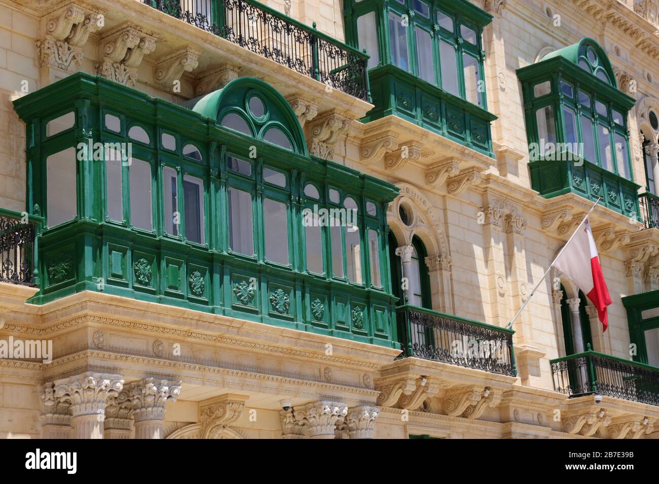 La Valette. Malte. Vieille ville. Palazzo Ferreria à la République St. Architecture maltaise typique : balcons en bois clos. Banque D'Images