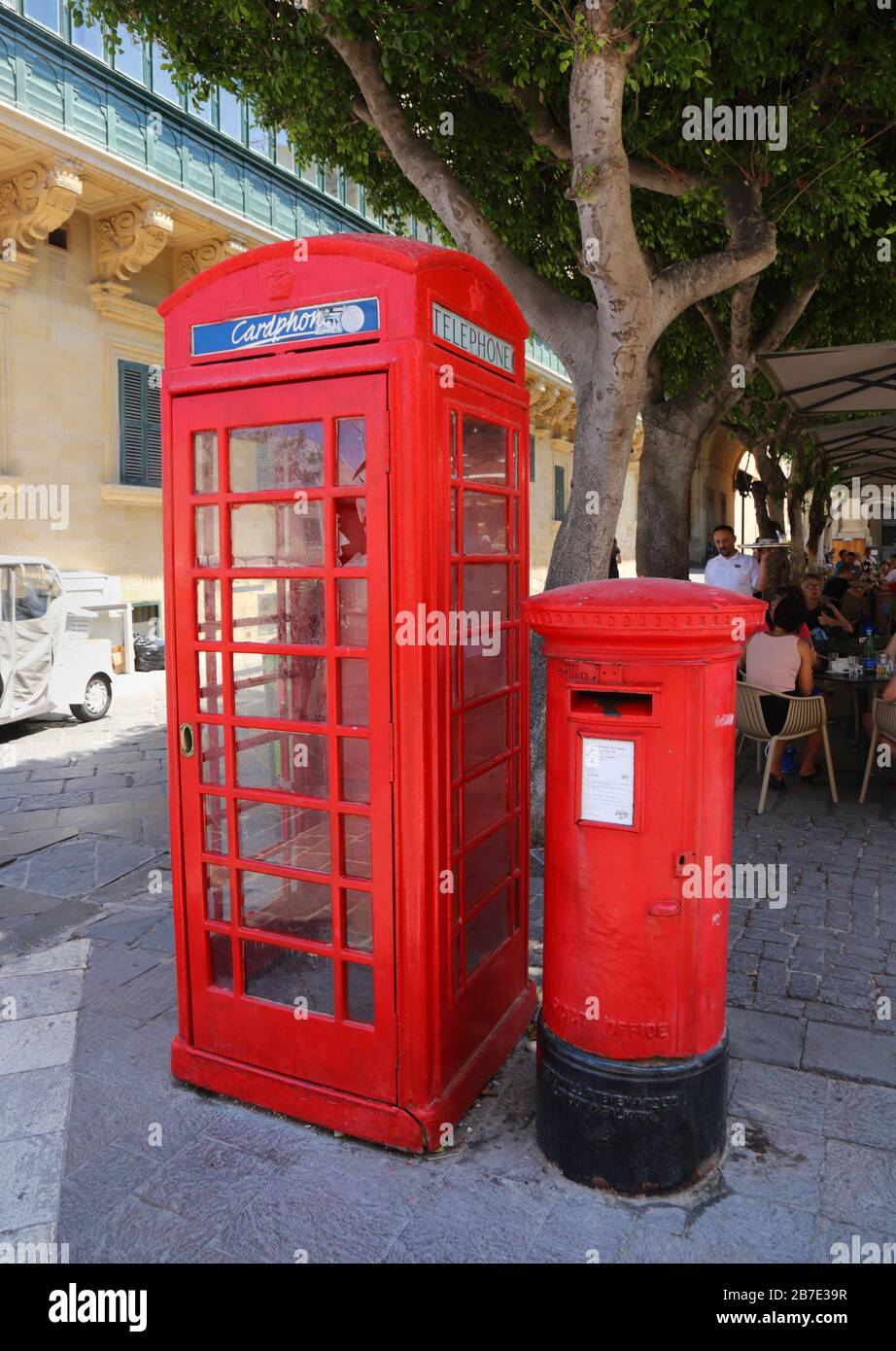 La Valette. Malte. Vieille ville. Cabine téléphonique de style britannique et ancienne boîte postale britannique rouge. Banque D'Images