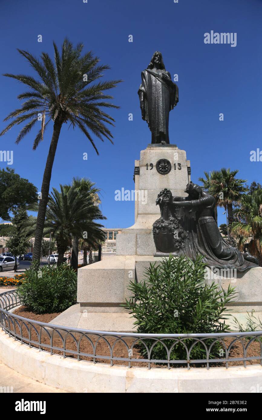 Floriana. Malte. Le monument de bronze de Cristo Re ou Christ le Roi commémorant le Congrès eucharistique international tenu à Malte en 1913. Banque D'Images