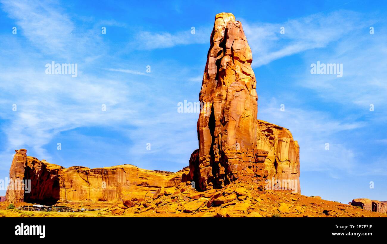 The Thumb, une formation massive de Red Sandstone dans Monument Valley, un parc tribal Navajo à la frontière de l'Utah et de l'Arizona, États-Unis Banque D'Images